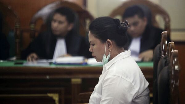 Meiliana, uma mulher de etnia chinesa, dentro de uma Corte distrital em Medan, na Indonésia. - Sputnik Brasil