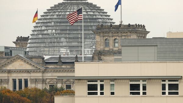 Bandeira americana no topo da embaixada americana em frente ao Parlamento alemão, em Berlin - Sputnik Brasil
