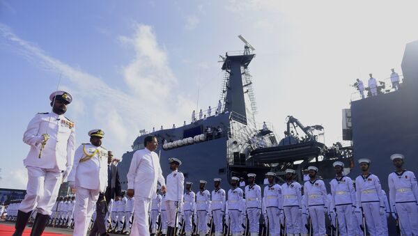 O presidente do Sri Lanka, Maithripala Sirisena, inspeciona a guarda de honra de marinheiros durante o comissionamento de uma nova embarcação de patrulha no porto de Colombo, em 2 de agosto de 2017 - Sputnik Brasil