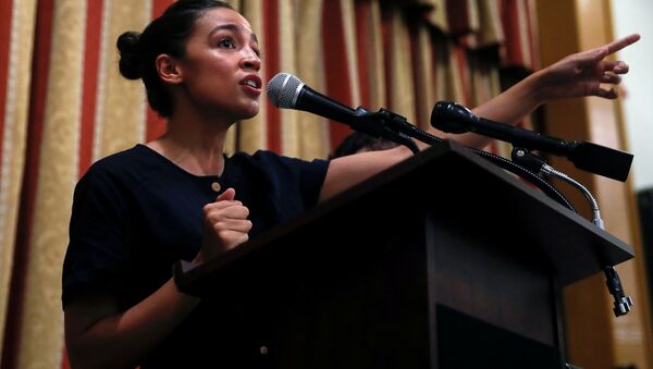 Alexandria Ocasio-Cortez, candidata ao Congresso dos EUA em 2018 pelo distrito de Nova York, fala durante um evento comunitário de campanha no Bronx, na cidade de Nova York. - Sputnik Brasil