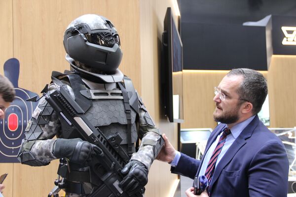 Equipamento militar Ratnik, também chamado de equipamento de soldado do futuro, é mostrado durante o fórum militar EXÉRCITO 2018 - Sputnik Brasil