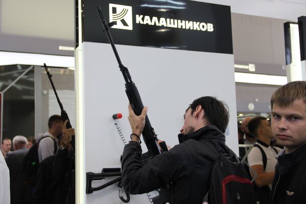 Visitante testa fuzil do consórcio Kalashnikov durante o fórum militar EXÉRCITO 2018 - Sputnik Brasil