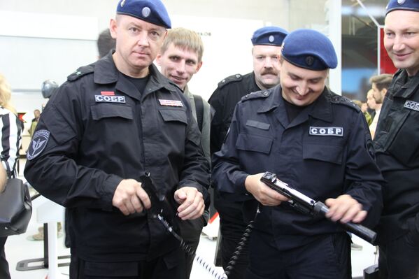 Policiais russos testam armas do consórcio Kalashnikov durante o fórum militar EXÉRCITO 2018 - Sputnik Brasil