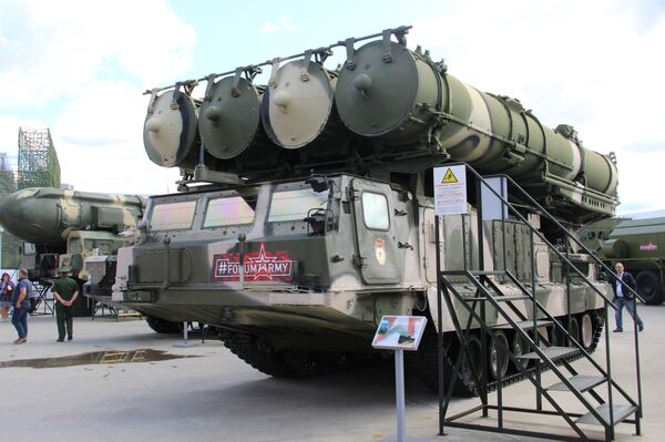 Sistema de defesa antiaérea S-300 é mostrado durante o fórum militar EXÉRCITO 2018 - Sputnik Brasil