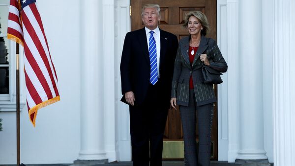 US President-elect Donald Trump (L) stands with Betsy DeVos after their meeting at the main clubhouse at Trump National Golf Club in Bedminster, New Jersey, US, November 19, 2016. - Sputnik Brasil