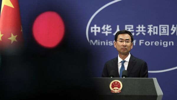 O porta-voz do Ministério das Relações Exteriores da China, Geng Shuang durante um briefing diário no escritório do Ministério das Relações Exteriores em Pequim (arquivo) - Sputnik Brasil