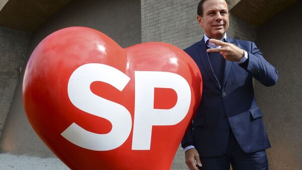 João Doria posa ao lado da logomarca da Prefeitura de São Paulo - Sputnik Brasil