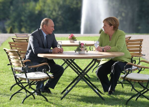 Presidente russo, Vladimir Putin, e a chanceler alemã, Angela Merkel, se encontram em Meseberg, residência oficial do governo alemão - Sputnik Brasil