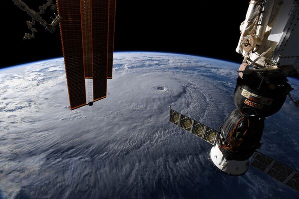 Furacão Lane que abalou o Havaí, visto desde a Estação Espacial Internacional - Sputnik Brasil