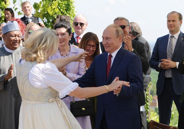 Presidente russo, Vladimir Putin, dança com chanceler austríaca, Karin Kneissl, durante cerimônia de casamento dela - Sputnik Brasil