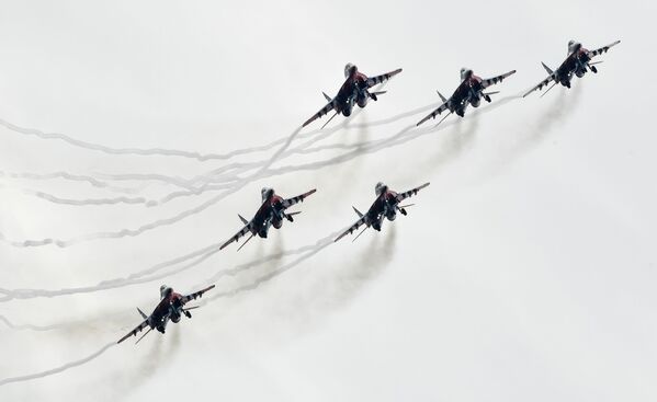 Caças MiG-29 do grupo de alta pilotagem Strizhi durante os voos de demonstração no fórum militar EXÉRCITO 2018, nos arredores de Moscou - Sputnik Brasil