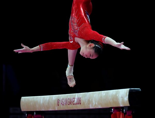 Ginasta chinesa Liu Tingting participa dos Jogos Asiáticos 2018, na modalidade de ginástica artística - Sputnik Brasil