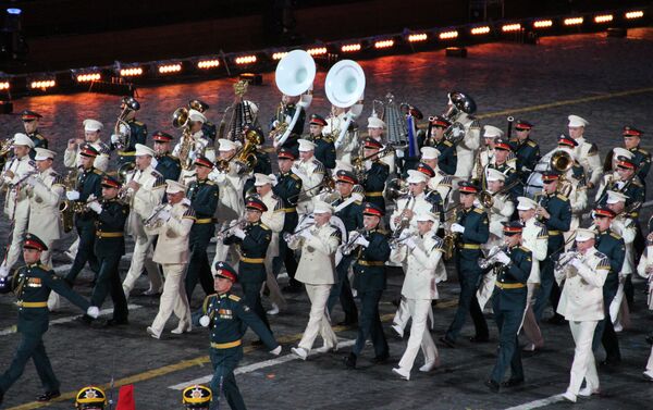 Músicos militares russos participam da abertura do festival Spasskaya Bashnya na Praça Vermelha, em 24 de agosto de 2018 - Sputnik Brasil