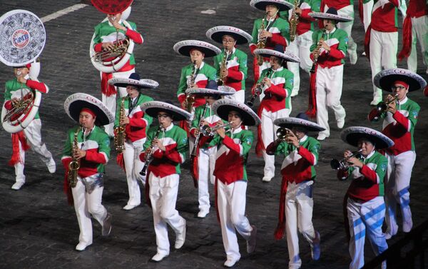 Grupo mexicano Banda Monumental participa da abertura do festival Spasskaya Bashnya na Praça Vermelha, em 24 de agosto de 2018 - Sputnik Brasil