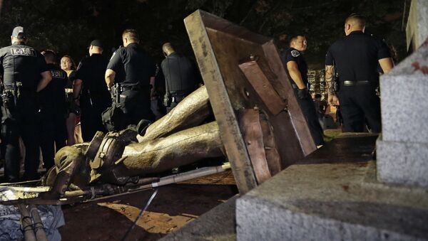 Estatua confederada derrubada na Universidade da Carolina do Norte, em 20 de agosto de 2018. - Sputnik Brasil