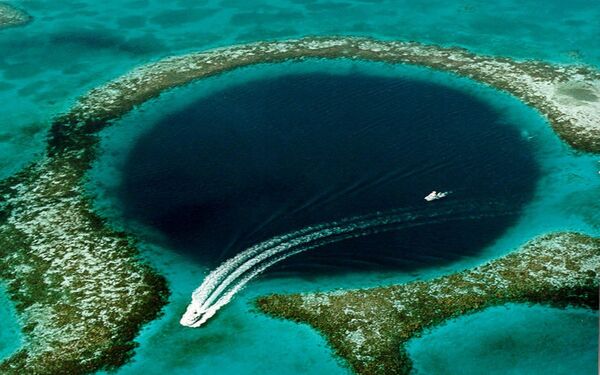 Com mais de 300 metros de largura e atingindo 124 metros de profundidade, o Grande Buraco Azul é considerado o maior buraco azul do mundo. Encontra-se na proximidade da ilha de Cayo Ambergris, no Belize - Sputnik Brasil