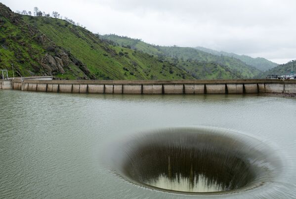 Represa de Monticello, construída na Califórnia, possui um sumidouro de 22 metros de diâmetro que às vezes é chamado de Glory Hole (Buraco da Glória, em português) - Sputnik Brasil
