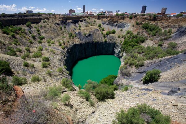 O Big Hole é o maior buraco do mundo feito pelo homem para extração de diamantes. Encontra-se na cidade de Kimberley, África do Sul - Sputnik Brasil