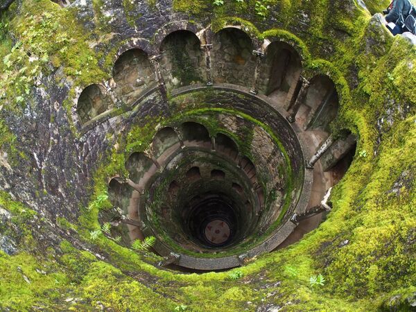 Olhando para dentro do Poço Iniciático – galeria subterrânea de mais de 26 metros de profundidade com uma escadaria em espiral na vila de Sintra, Portugal - Sputnik Brasil