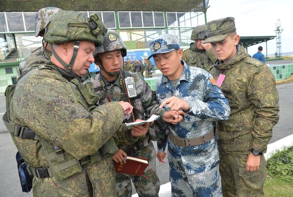 Militares chineses e russos coordenam suas atividades no âmbito dos treinamentos antiterroristas Missão de Paz 2018 - Sputnik Brasil