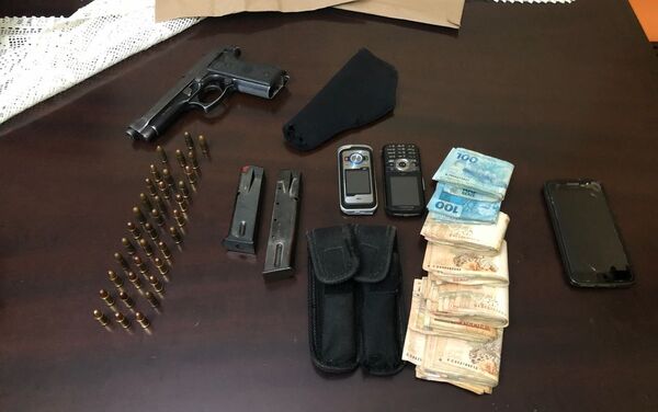 Arma e munição apreendida após operação de busca e apreensão na casa Carlos Moraes. - Sputnik Brasil