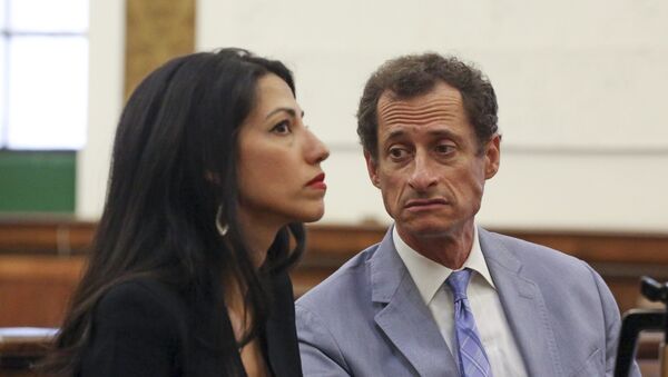 Anthony Weiner, à direita, e Huma Abedin aparecem em tribunal. - Sputnik Brasil