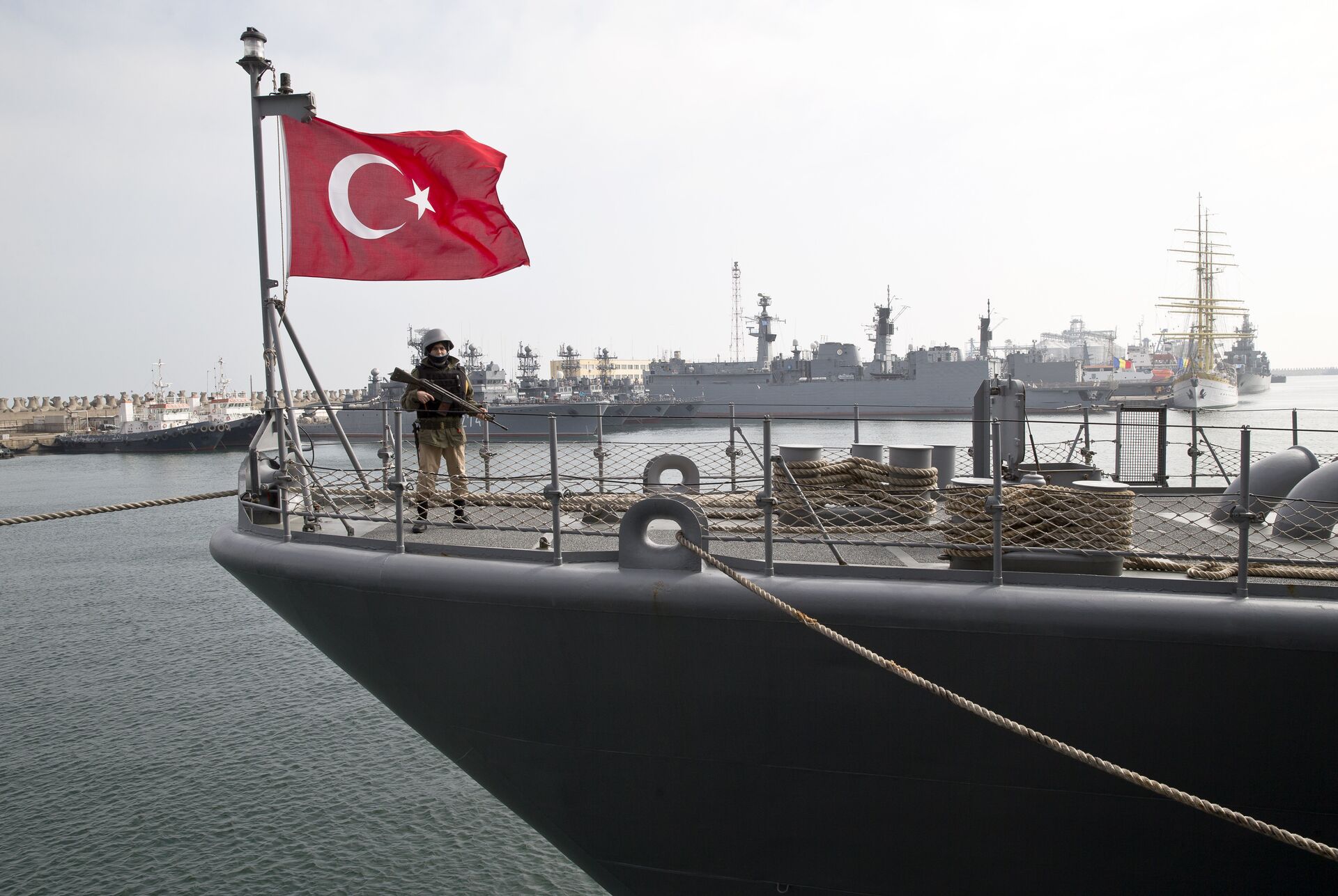 Navio turco durante exercícios conjuntos da Turquia e da Organização do Tratado do Atlântico Norte (OTAN) no mar Negro - Sputnik Brasil, 1920, 04.08.2022