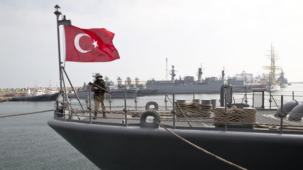 Navio turco durante exercícios conjuntos da Turquia e da OTAN no mar Negro - Sputnik Brasil