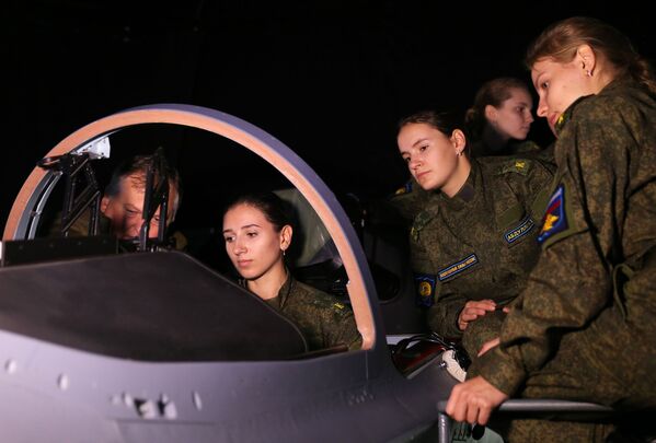 Cadetes da Escola Superior de Aviação Militar de Krasnodar durante as aulas - Sputnik Brasil