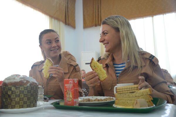 Militares russas tomam café da manhã na cantina da base aérea russa de Hmeimim na Síria - Sputnik Brasil