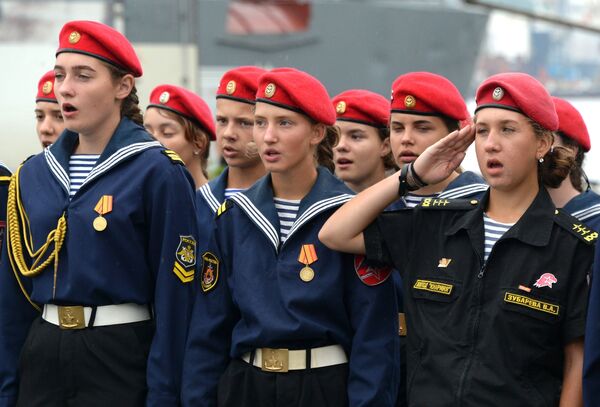 Participantes da cerimônia solene de despedida do navio-escola da Frota do Báltico que parte para missão de treinamento - Sputnik Brasil