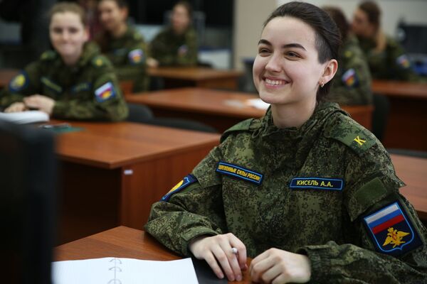 Cadetes assistem a aulas na Escola Superior de Aviação Militar de Krasnodar - Sputnik Brasil