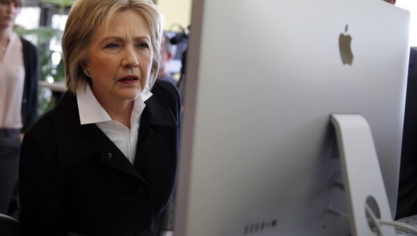 Hillary Clinton checa página no computador (arquivo) - Sputnik Brasil