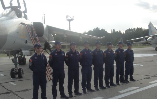 Militares chineses na base aérea russa de Shagol durante as manobras Mirnaya Missiya 2018 - Sputnik Brasil
