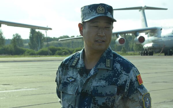 Vice-comandante do grupo de aviação do exército chinês nas manobras Mirnaya Missiya 2018, coronel sênior Yin Taidong - Sputnik Brasil