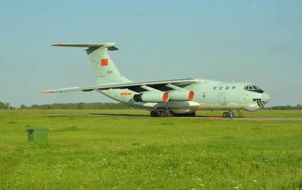Aeronaves militares de transporte chineses Il-76MD na base aérea russa de Shagol durante as manobras Mirnaya Missiya 2018 - Sputnik Brasil