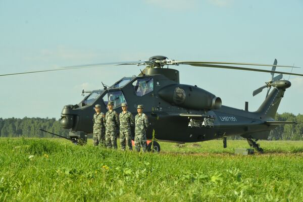 Tripulação do helicóptero de assalto chinês Z-10 na base aérea russa de Shagol durante as manobras Mirnaya Missiya 2018 - Sputnik Brasil