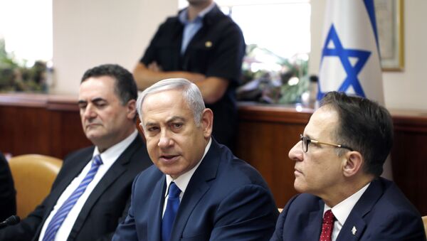 Primeiro-ministro israelense Benjamin Netanyahu e ministro da Inteligência Yisrael Katz conversam durante reunião semanal de gabinete em seu escritório em Jerusalém, em 15 de julho de 2018 - Sputnik Brasil