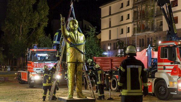 Estatua de Erdogan sendo removida em Wiesbaden, na Alemanha. - Sputnik Brasil