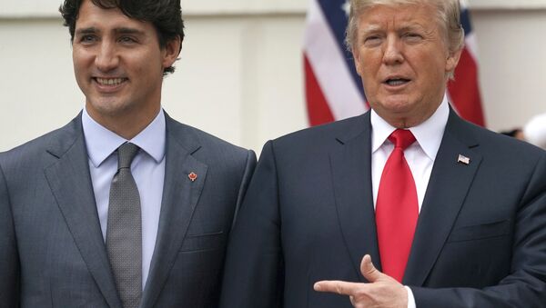 O presidente Donald Trump e o primeiro-ministro canadense Justin Trudeau posam para uma foto (foto de arquivo) - Sputnik Brasil