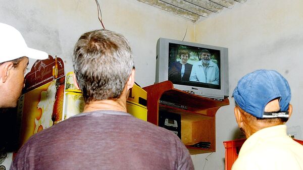 Eleitores assistem à propaganda eleitoral em Ceilândia (DF) - Sputnik Brasil