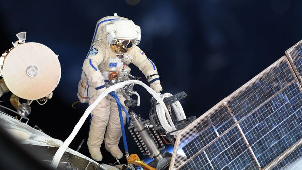 Astronauta russo durante passeio em espaço aberto - Sputnik Brasil
