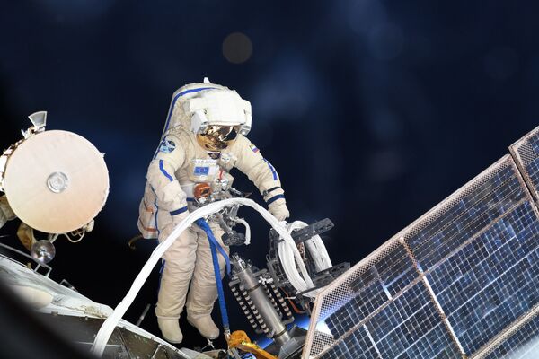 Astronauta russo durante passeio em espaço aberto - Sputnik Brasil