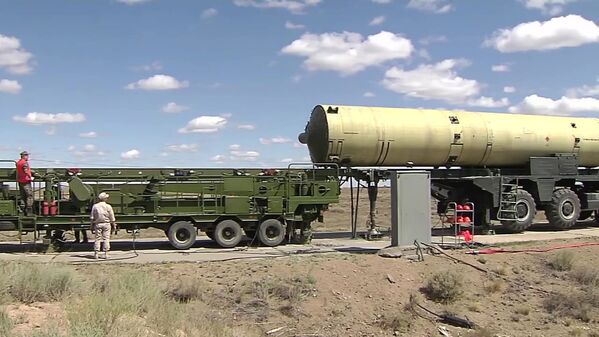 Militares russos instalam míssil em uma plataforma especial no polígono cazaque antes do lançamento - Sputnik Brasil