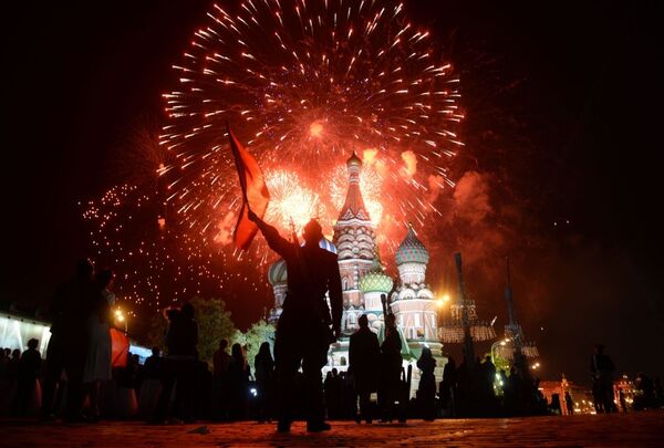 Fogos de artifício depois da Parada da Vitória em 9 de maio de 2015 em Moscou - Sputnik Brasil