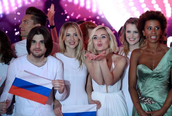 Cantora russa Polina Gagarina (segunda à direita) durante a Eurovisão 2015 em Viena. - Sputnik Brasil