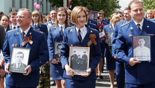 Promotora da Crimeia, Natalia Poklonskaya (centro) participou da ação Regimento Imortal, dedicado à memória dos combatentes da Segunda Guerra Mundial no dia dos 70 anos da vitória. - Sputnik Brasil