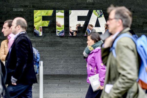 Pessoas passam perto do prédio da FIFA em Zurique em 27 de maio. - Sputnik Brasil