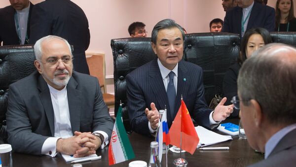 Sergei Lavrov e seus colegas Wang Yi (China) e Mohammad Javad Zarif (Irã) durante a conferência dos chanceleres dos Estados-membros da Organização de Cooperação de Xangai. - Sputnik Brasil