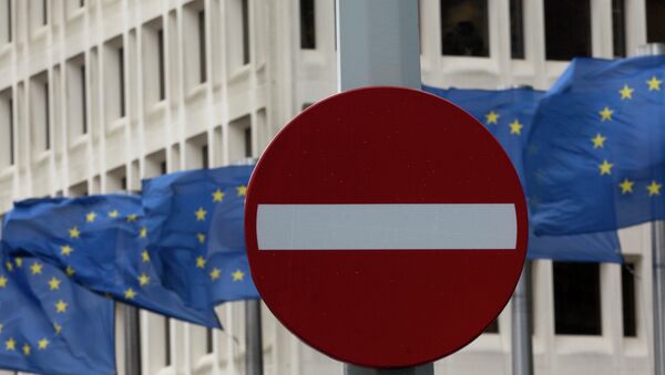 In this photo taken on Monday, March 30, 2015 EU flags flap in the wind behind a no entry traffic sign in front of EU headquarters in Brussels - Sputnik Brasil
